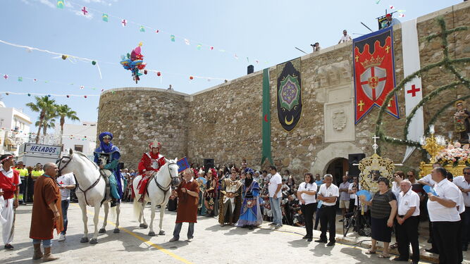 Celebración de los Moros y Cristianos de Carboneras a las puertas del castillo.