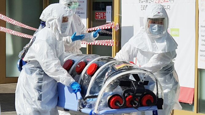 Un paciente sospechoso de haber contraído el coronavirus es trasladado al Hospital Universitario Kyungpook, en Daegu (Corea del Sur)