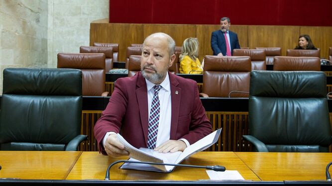 El consejero de Educación, Javier Imbroda, en el Parlamento.