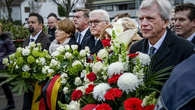 El presidente alemán, Frank-Walter Steinmeier (centro), y el primer ministro de Hesse, Volker Bouffier, en Hanau.