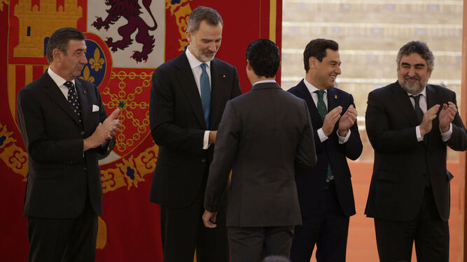 Felipe VI entrega a Pablo Aguado su premio como triunfador de la Feria de Abril.