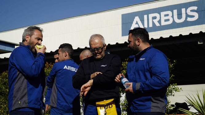 Varios trabajadores se preparan para concentrarse ante la puerta de la factoría de Airbus en Tablada.