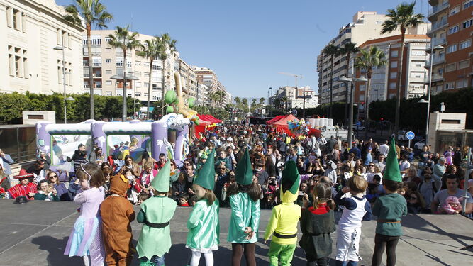 Gran ambiente de Carnaval con los niños como protagonistas en el Mirador de la Rambla de Almería.