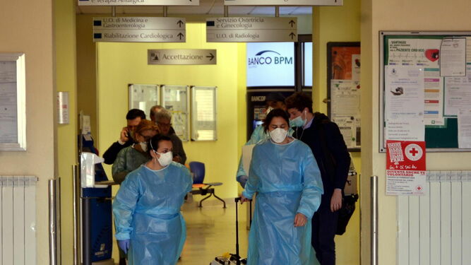 Personal sanitario del Hospital italiano de Codogno se protege con mascarillas mientras porta equipamiento médico.