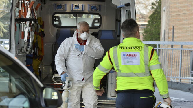 Personal sanitario italiano se desplaza protegiéndose con mascarillas tras los casos de coronavirus detectados.