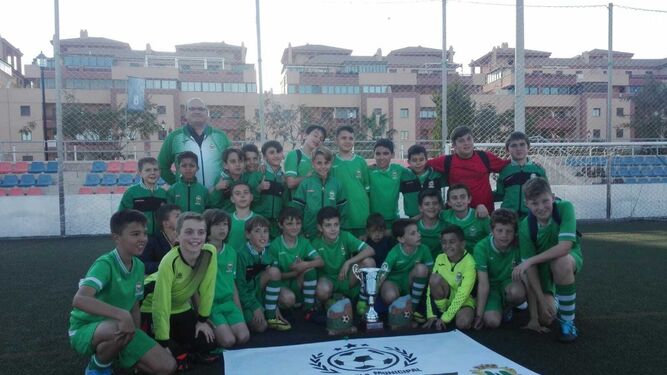 Los jugadores de la Escuela Municipal de Fútbol de Olula del Río en Roquetas de Mar.