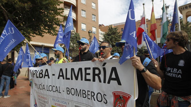 Policías y bomberos protestan por el convenio colectivo ante Alcaldía