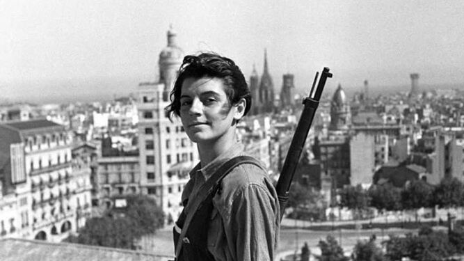 Mariana Ginestà, en la icónica fotografía de Hans Gutmann tomada en Barcelona en julio de 1936.