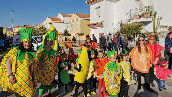 Los alimentos fueron protagonistas del desfile de los colegios de la localidad. Las frutas, sanas y divertidas.