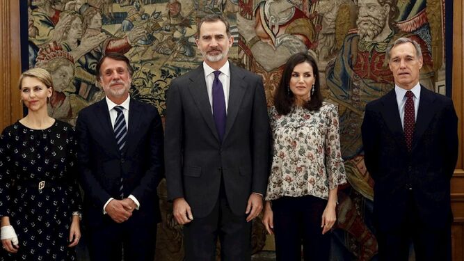 Los Reyes entre el presdiente del consejo de Atresmedia, José Crehueras, y el consejero delegado, Silvio González