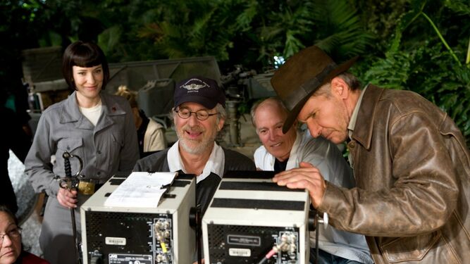 Cate Blanchett, Steven Spielberg y Harrison Ford en el rodaje de 'Indiana Jones y El reino de la calavera de cristal'