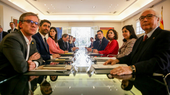 Primera reunión de la mesa de diálogo encabezada por el presidente del Gobierno, Pedro Sánchez, y el de la Generalitat, Quim Torra, este miércoles en Moncloa.