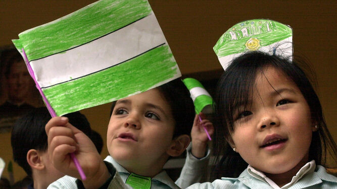 Dos niños celebran el Día de Andalucía en un colegio sevillano.