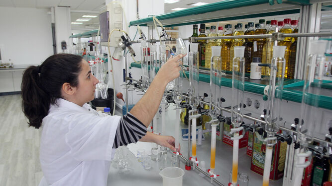 Una operaria de laboratorio en la fábrica de Deoleo en Córdoba