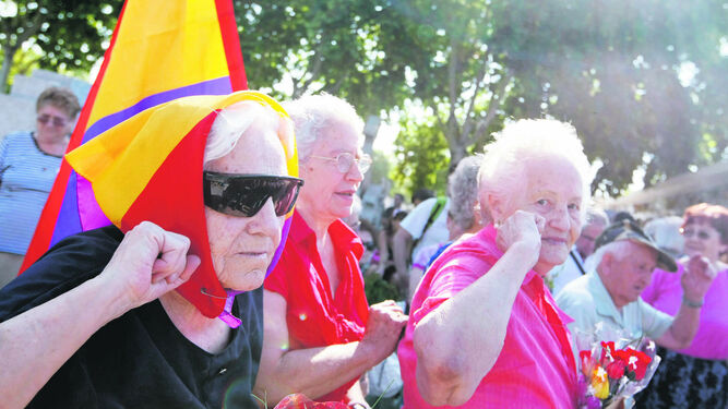 Varias mujeres durante el acto conmemorativo del 70 aniversario del fusilamiento de las militantes de las Juventudes Socialistas Unificadas, conocidas como las Trece Rosas.