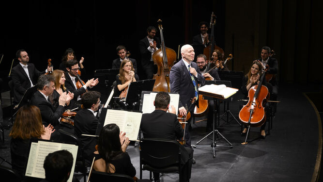 Michael Thomas dirigiendo a la OCAL en este ciclo de conciertos dedicados a Beethoven.