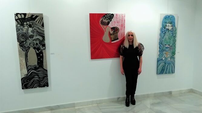 Rosario García Mora ‘Charini’ junto a tres de las obras que expone en galería Alfareros.
