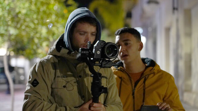 El veratense Juan Castro (derecha) junto al director de fotografía, Samuel Marks, en el rodaje de ‘Tacones’.