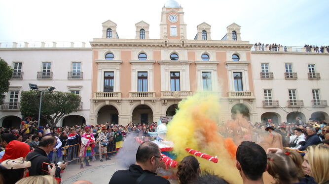 La quema de la Sardina en la Plaza de la Constitución fue simbólica, ya que se utilizaron botes de humo de colores y petardos.