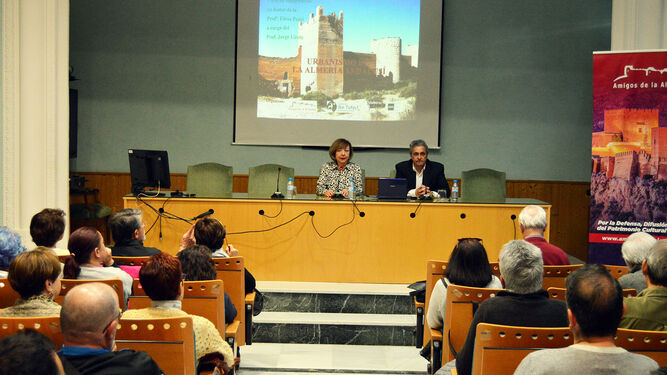 Gran asistencia de público a la conferencia inaugural del ciclo ‘Urbanismo de la Almería Andalusí’.