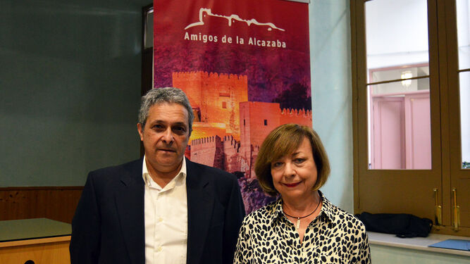 Jorge Lirola junto a María Teresa Pérez, presidenta de Amigos de la Alcazaba.