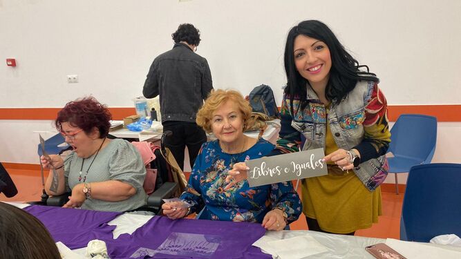 La concejal de Igualdad, Almudena Serrano, junto a una de las participantes en el taller