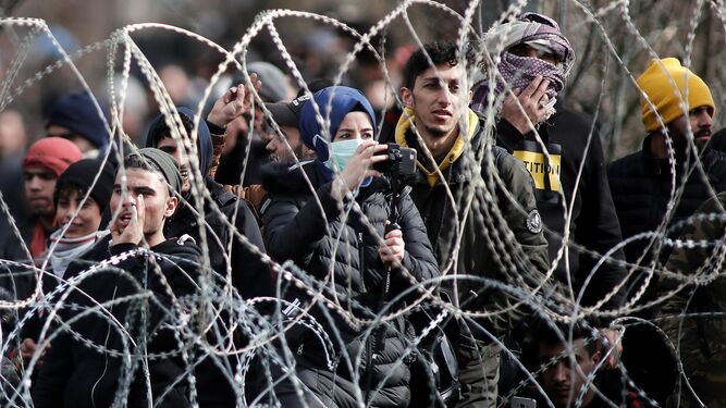 Refugiados en territorio turco intentan cruzar la frontera hacia Grecia, en una imagen tomada esta semana.