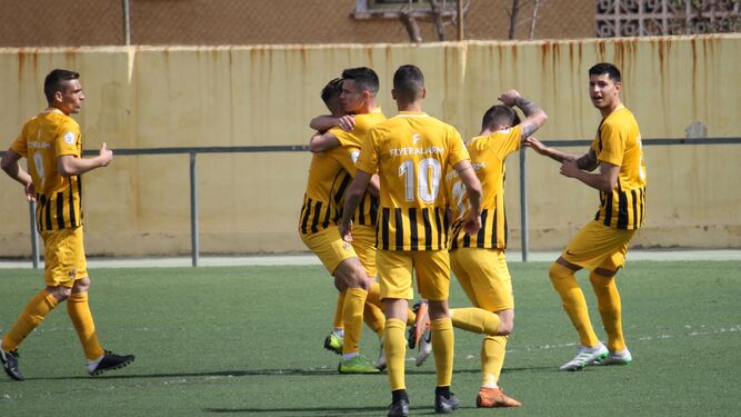 Jugadores el Pulpileño celebrando un gol en El Palmar el pasado domingo.