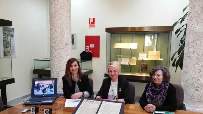 La experta, Rosa Ortiz; la delegada de Cultura, Eloísa Cabrera y la directora del Archivo, María Luisa Andrés.