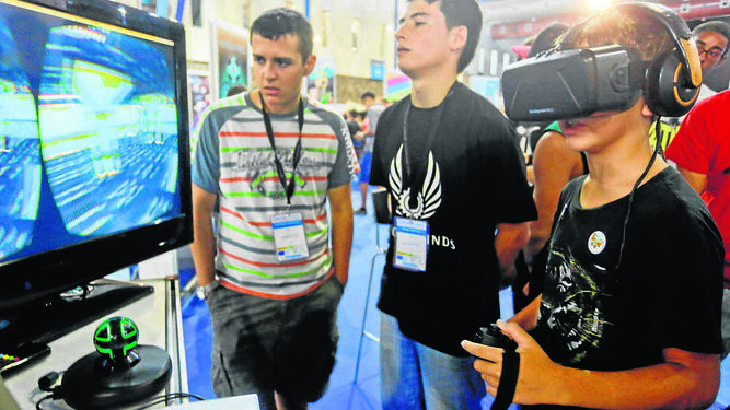 Adolescentes se adentran en el mundo virtual de los videojuegos.