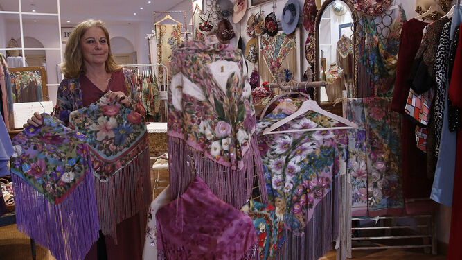 Rocío Casado muestra alguno de los mantones pintados a mano en seda natural.