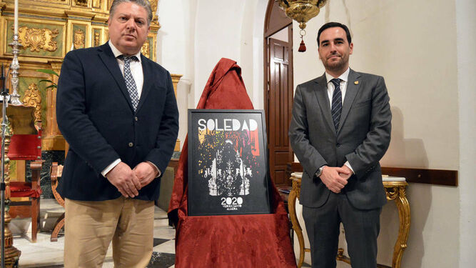 Los concejales Diego Cruz y Carlos Sánchez junto a este cartel de la Soledad.