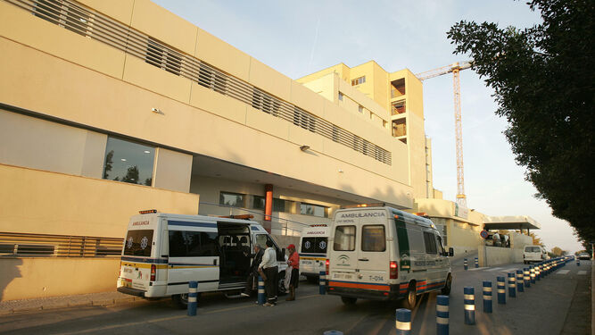 Ambulancias en la entrada del Servicio de Urgencias del Hospital Torrecárdenas