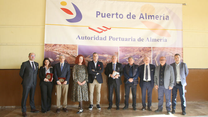 Foto de familia con el presidente de la Autoridad Portuaria de Almería con los representantes de la asociación de amarradores.