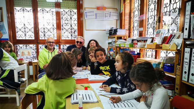 El presidente de la APA invita al colegio británico Montessori School a conocer el Puerto de Almería.