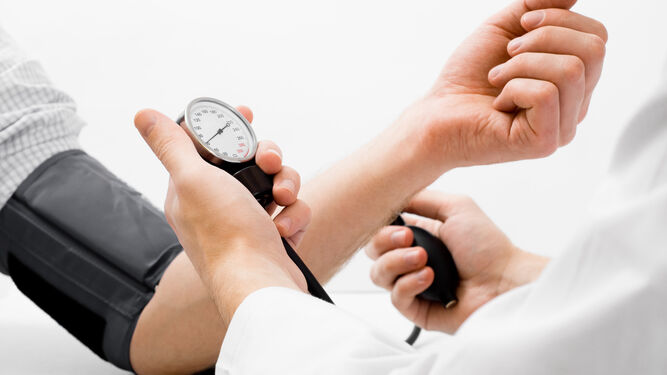 La hipertensión aumenta el riesgo de problemas cardiovasculares, especialmente en combinación con el colesterol alto