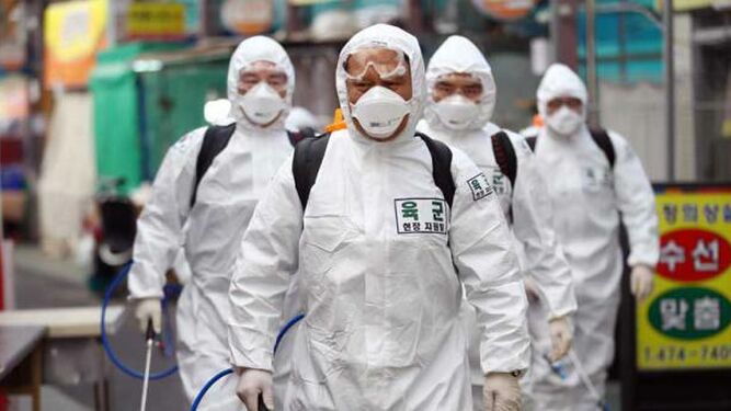 Un equipo de técnicos desinfecta las calles de Wuhan