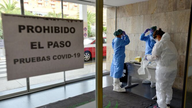 Personal sanitario de la Bola Azul, donde se realizan pruebas para detectar el coronavirus.