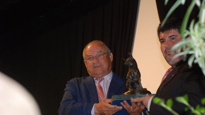 Borja Domecq, recogiendo en Trigueros (Huelva) el octavo premio Nacional La Divisa.