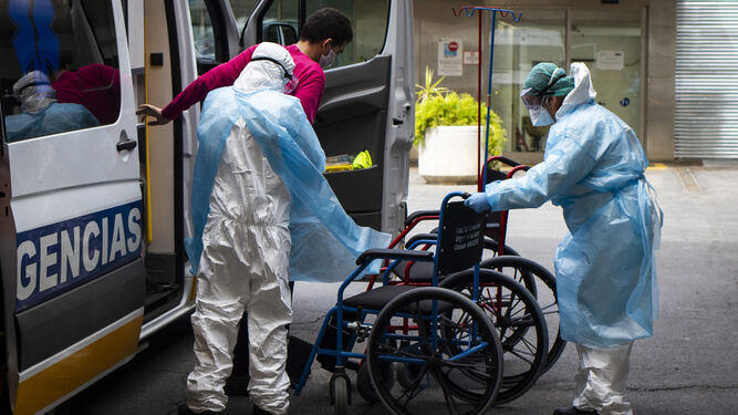 Sanitarios apean a un paciente de una ambulancia en Granada