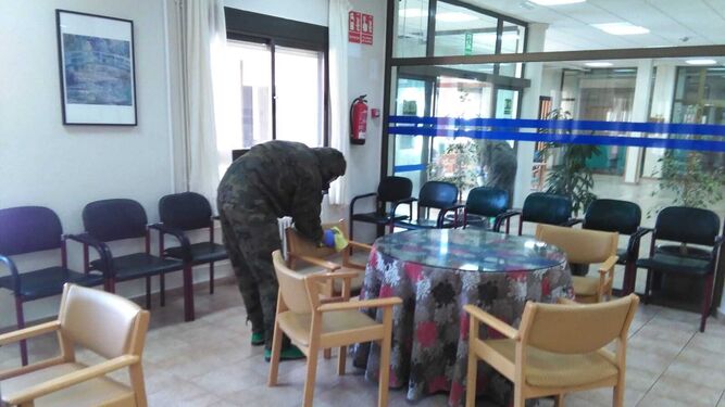 La compañía NBQ de la Legión asume labores de desinfección de residencias de ancianos en Málaga y Albacete