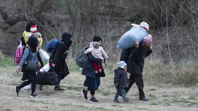 Una familia de refugiados camina por el río en la ciudad turca de Edirne para llegar a suelo griego a principios de este mes.