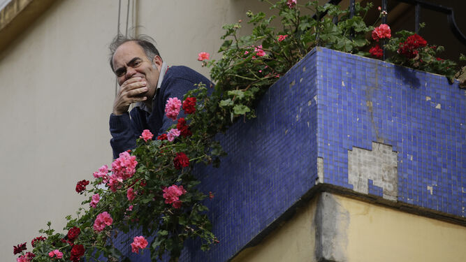 Un hombre observa desde el balcón de su casa a causa de la pandemia del coronavirus.
