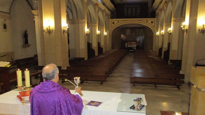 Manuel oficia misa en el templo de San Sebastián, totalmente vacío.