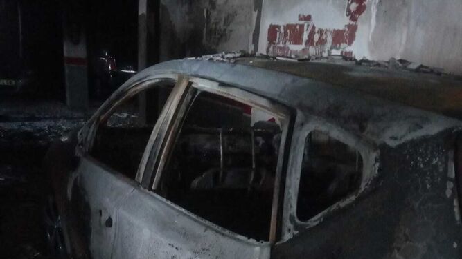 Arden varios vehículos en un garaje de Olula del Río durante un incendio