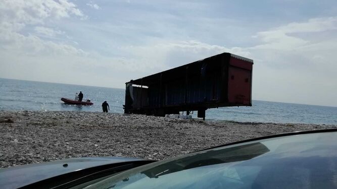Tres detenidos con más de 2,3 toneladas de hachís en la playa de la Conda de Adra