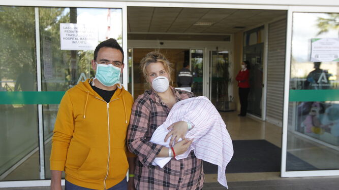 Una pareja sale del Hospital Universitario Torrecárdenas con su pequeño recién nacido en brazos