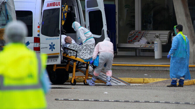 Uno de los ancianos  de la residencia de Alcalá del Valle es trasladado en camilla a una de las ambulancias