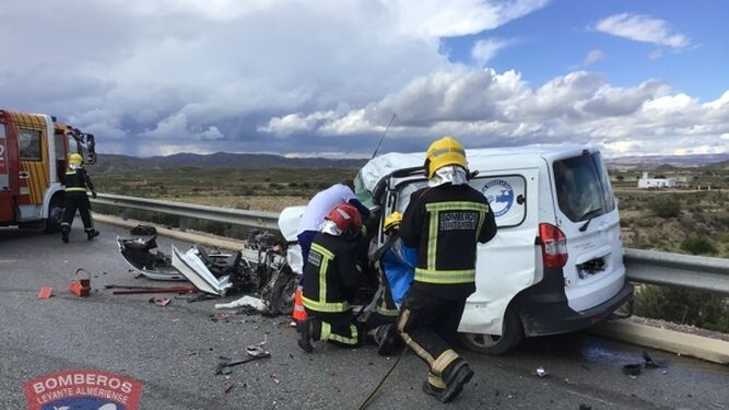 Fallece un conductor de 67 años tras colisionar con un camión en Huércal-Overa