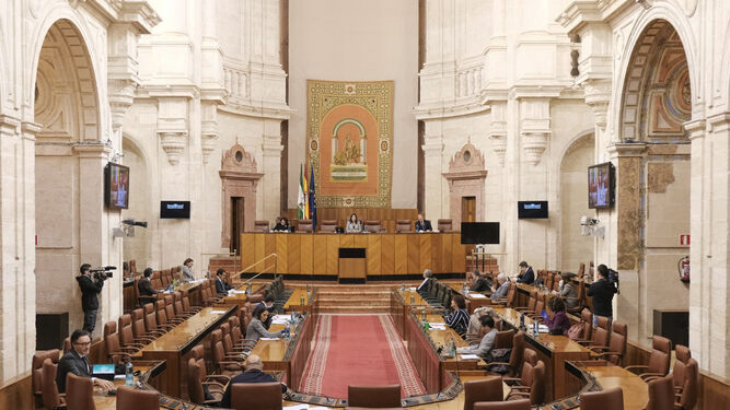 La reunión de la Diputación Permanente en el Salón de Plenos del Parlamento casi vacío.